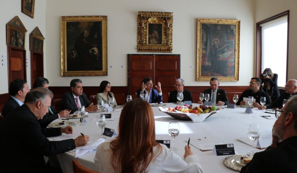 Convocados por la Iglesia, Petro, Congreso y Cortes firman acuerdo para desescalar tensiones